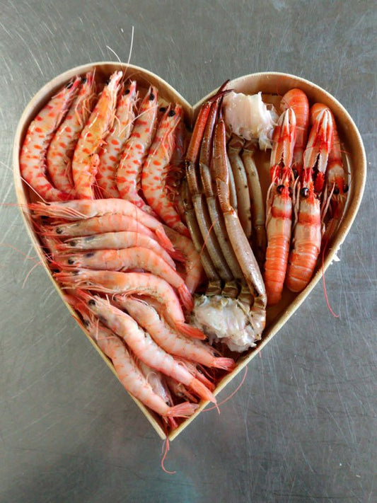 Cestas de marisco fresco con gambas, langostinos tigre, cigalas y patas de cangrejo - Olémarisco